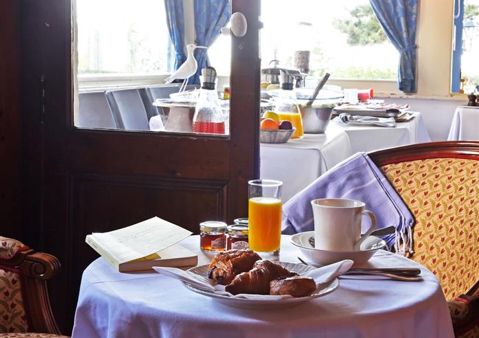 Petit déjeuner vue mer, restaurant de l'Hôtel Bellevue - Bellevue Hotel